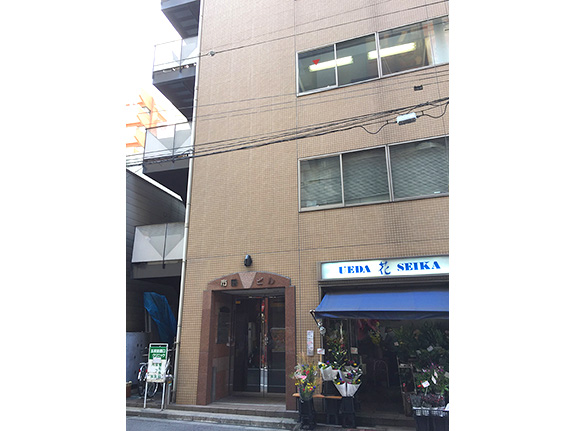 6.UEDA SEIKAのお花屋さん横、市原ビル２階でクリニックに着きます。